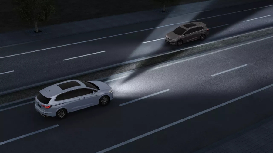 Hệ thống đèn IQ. Light thích ứng thông minh hỗ trợ người lái nhờ khả năng chiếu sáng tối ưu và có tính thẩm mỹ cao