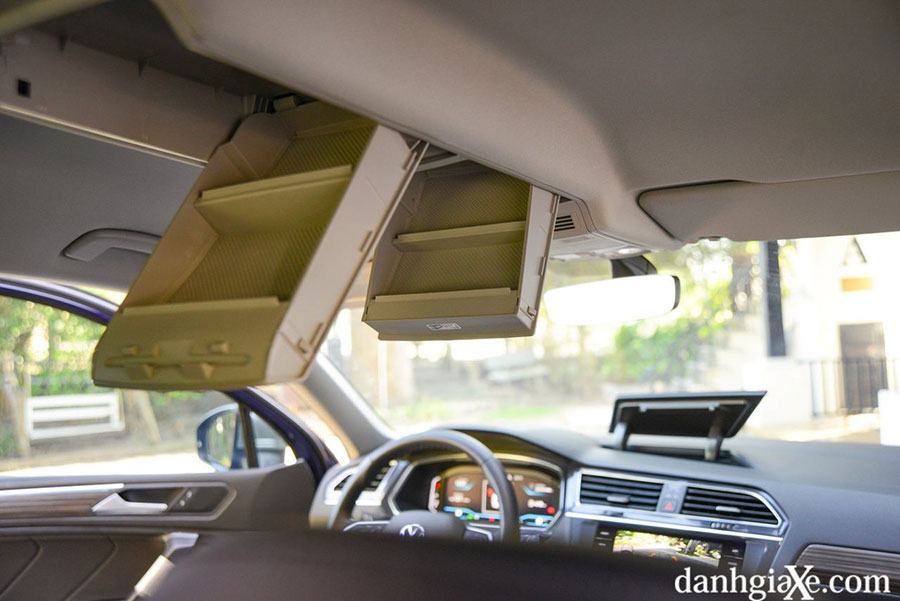 Hộc để đồ trên trần xe khá tiện lợi của Volkswagen Tiguan 2023