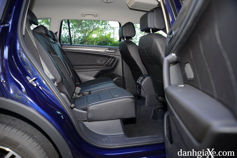 Hàng ghế thứ hai Volkswagen Tiguan 2023 có khoảng để chân rộng, thoải mái với cách gập 40:20:40