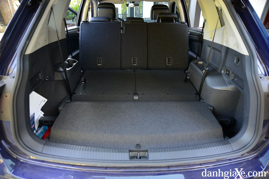 Khoang hành lý tiêu chuẩn của Volkswagen Tiguan 2023 có thể mở rộng lên đến 1.775 lít
