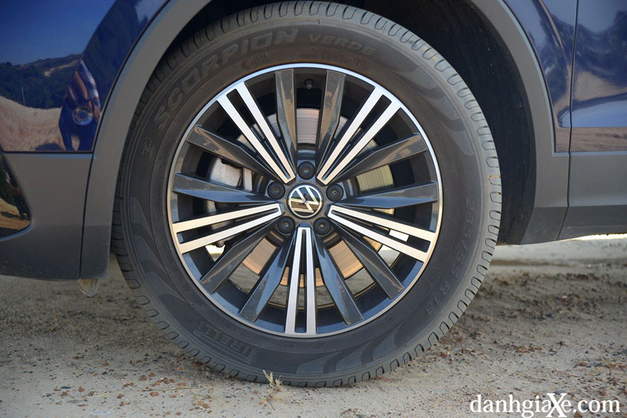 La-zăng Volkswagen Tiguan 2023 được làm mới với thiết kế 10 chấu kép bắt mắt, lôi cuốn