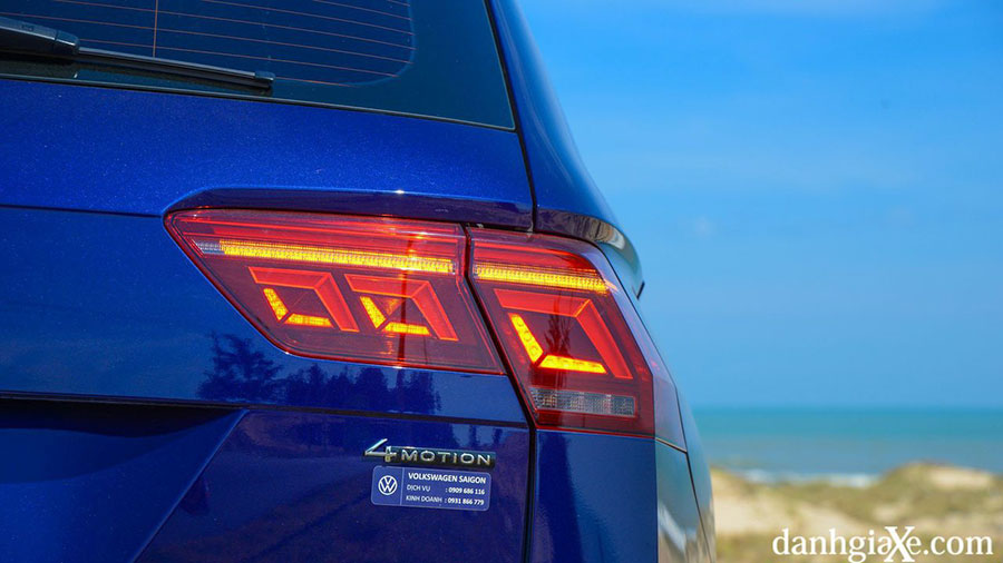 Volkswagen Tiguan 2023 có đồ họa đèn hậu LED mới, nổi bật với các họa tiết lập phương góc cạnh
