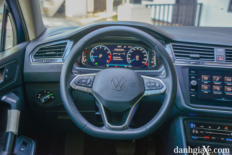 Vô lăng Volkswagen Tiguan 2023 được nâng cấp mới, tích hợp điều khiển hành trình cruise control, tích hợp điều khiển âm thanh, đàm thoại rảnh tay, điều khiển hành trình và lẫy chuyển số sau vô lăng. Ngoài ra, vô lăng còn điều khiển được 4 hướng, mang đến sự linh hoạt tối đa cho người lái.