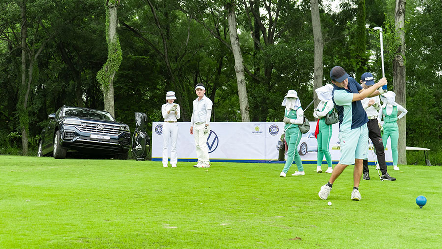 Volkswagen Touareg Luxury tại hole số 16 của giải thưởng “Hole-in-One”