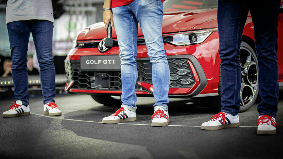 Một điểm nhấn về phong cách sống cho người hâm mộ là giày sneaker GTI, chỉ có tại lễ hội người hâm mộ GTI: một phiên bản giới hạn với logo GTI và dây giày màu đỏ