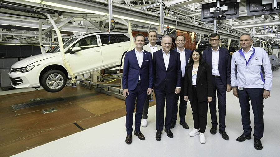 Nhà Máy Volkswagen Ở Wolfsburg Kỷ Niệm 50 Năm Sản Xuất Golf
