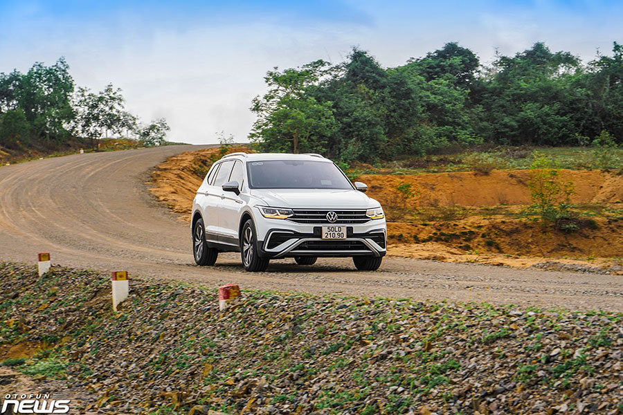 Volkswagen Tiguan Allspace 2023 vận hành ấn tượng với khối động cơ 2.0 lít, công suất 180 mã lực