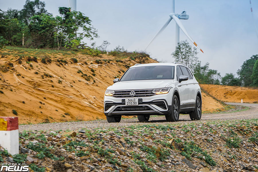 Ở chế độ Sport và tăng tốc độ trên cao tốc, Tiguan Allspace 2023 vẫn giữ được tiếng 