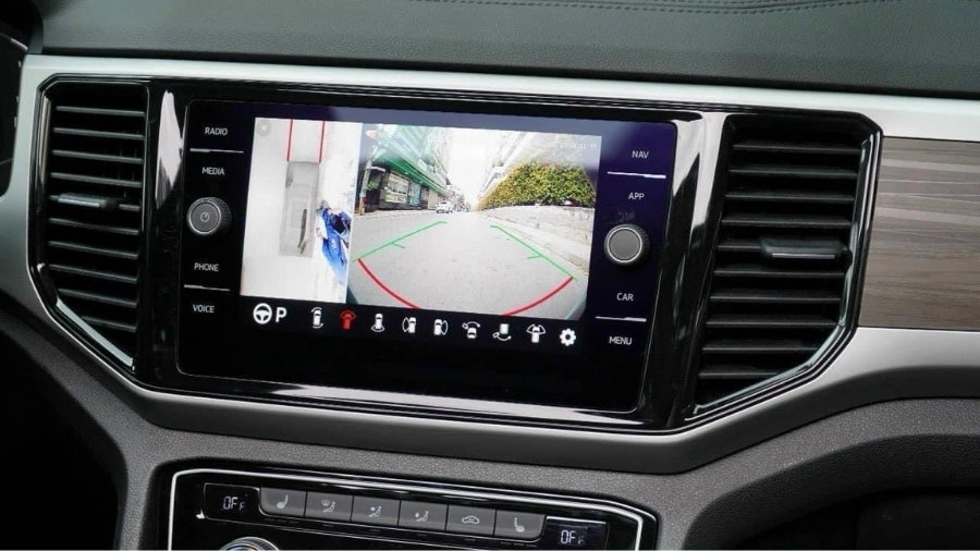Màn hình trung tâm vẫn sử dụng loại 8 inch, có kết nối Apple CarPlay/Android Auto có dây