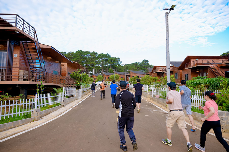Các gia đình tham gia chạy bộ cùng nhau tại resort The Eco Tropicana Garden, nâng cao tinh thần thể dục thể thao cho cả phụ huynh và các em nhỏ