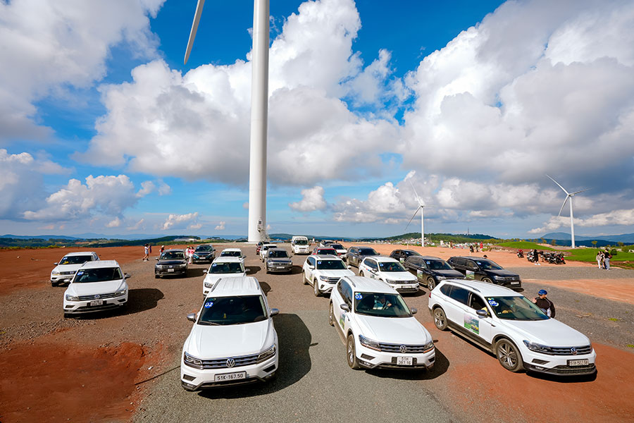 Đoàn xe Volkswagen chinh phục cánh đồng quạt gió khổng lồ