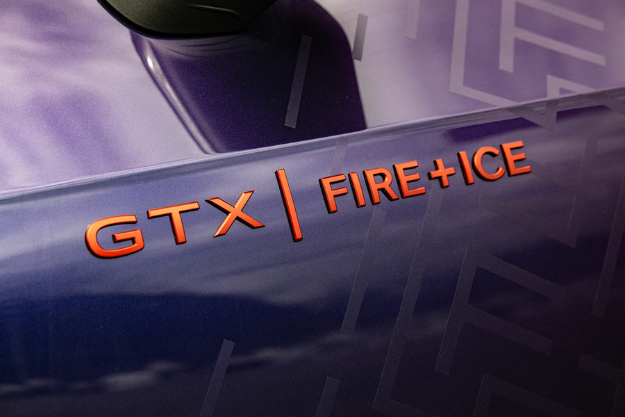 D.3 GTX FIRE+ICE nổi bật hơn hẳn nhờ lớp sơn ba lớp độc quyền với hiệu ứng hạt thủy tinh