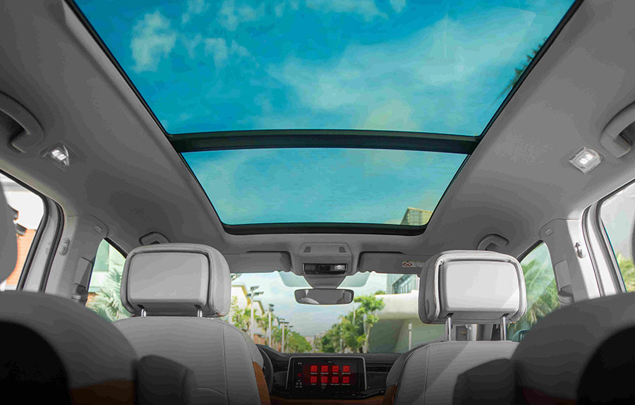 Cửa sổ trời toàn cảnh Panoramic Sunroof có kính cao cấp an toàn và điều khiển cảm ứng