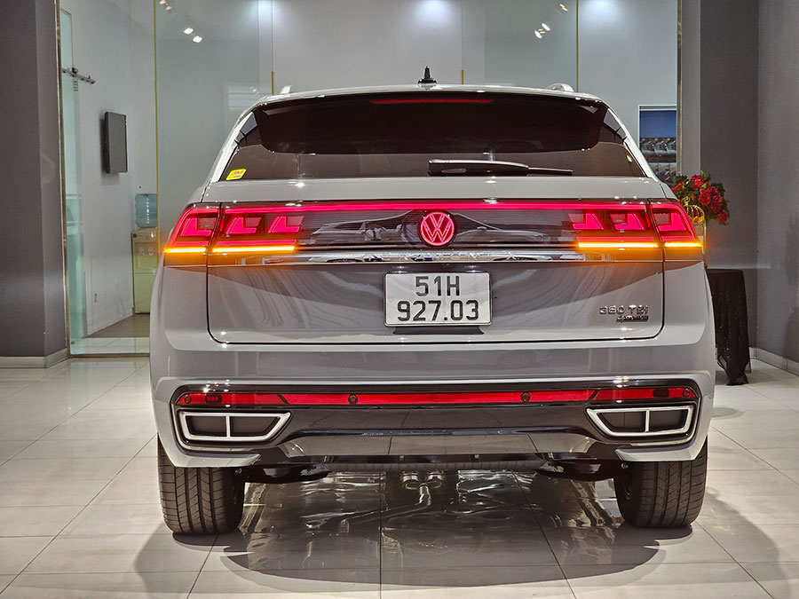 Hình ảnh trong lễ bàn giao xe Volkswagen Teramont X Luxury 2024 đầu tiên lăn bánh tại Việt Nam