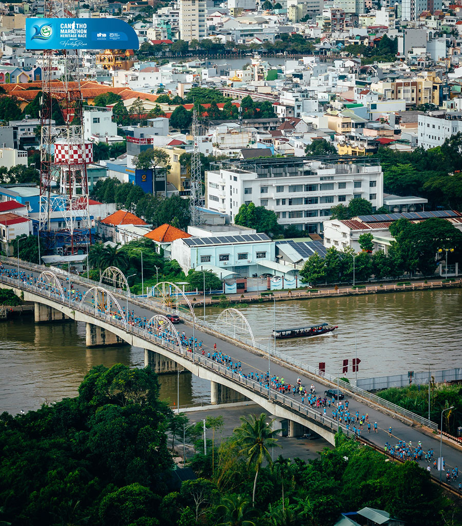 Thành phố Cần Thơ xinh đẹp, thủ phủ của miền Tây sông nước đã đón chào gần 9.000 runner trong nước và quốc tế cùng sải bước chân mạnh mẽ và khỏe khoắn trên những cung đường di sản