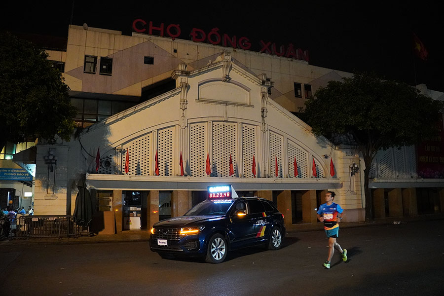 Lần đầu tiên tại Giải Hanoi Marathon - Heritage Race 2023, một chiếc xe SUV cao cấp Volkswagen Touareg chạy trước vận động viên dẫn đầu đoàn đua.