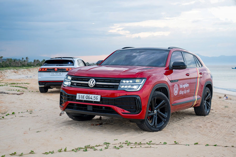 Volkswagen Teramont X ưu đãi 50% phí trước bạ và trang bị bệ bước điện, với hai phiên bản Luxury có giá 1,998 tỷ đồng và Platinum có giá 2,168 tỷ đồng.