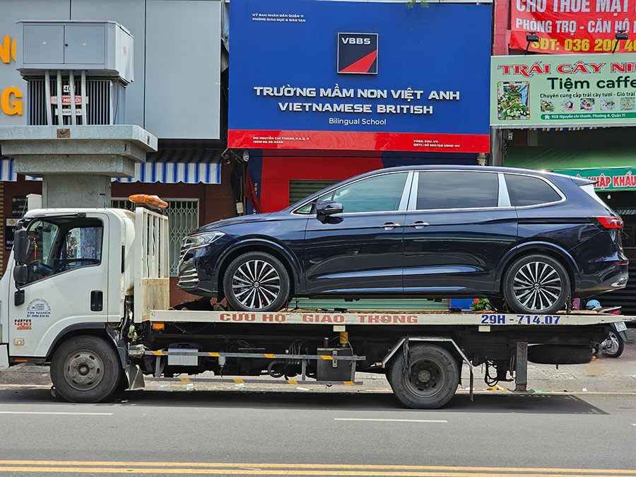 Một vài hình ảnh của chiếc Viloran Luxury màu Dark Blue Metallic trước khi được rước về nhà khách hàng