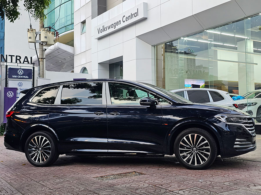 Một vài hình ảnh của chiếc Viloran Luxury màu Dark Blue Metallic trước khi được rước về nhà khách hàng