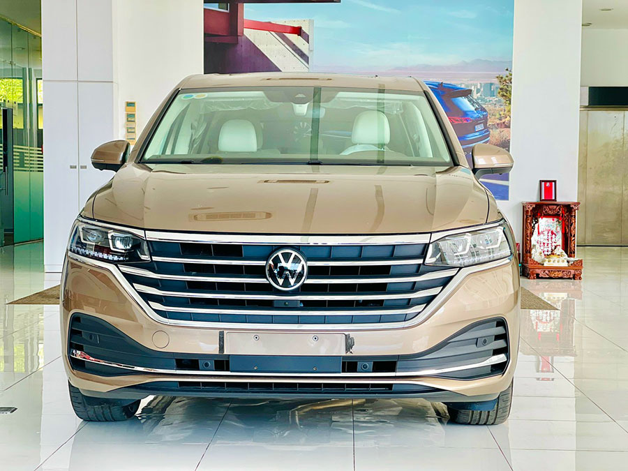 Ngoại thất của Volkswagen Viloran Premium thể hiện sự sang trọng và tinh tế, với lưới tản nhiệt cỡ lớn, mạ chrome, tạo nên diện mạo mạnh mẽ và đẳng cấp