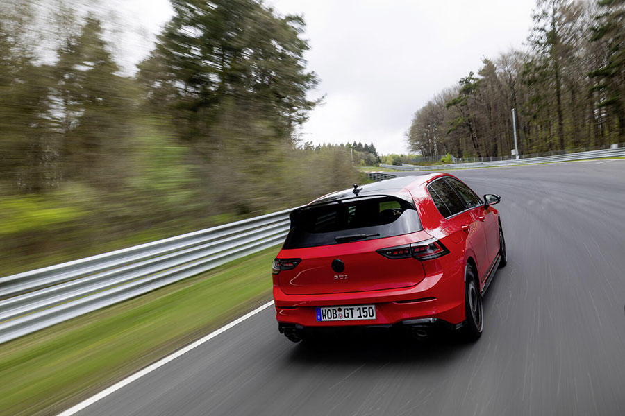 Với công suất 239 kW (325 PS), Golf GTI EDITION 50 trở thành mẫu Golf GTI thương mại mạnh mẽ nhất từng được sản xuất