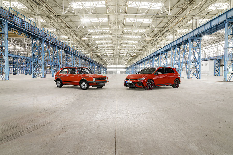 Golf GTI Edition 50 có 5 màu ngoại thất: Pure White, Moonstone Grey, Grenadilla Black Metallic, và 2 màu độc quyền cho bản kỷ niệm