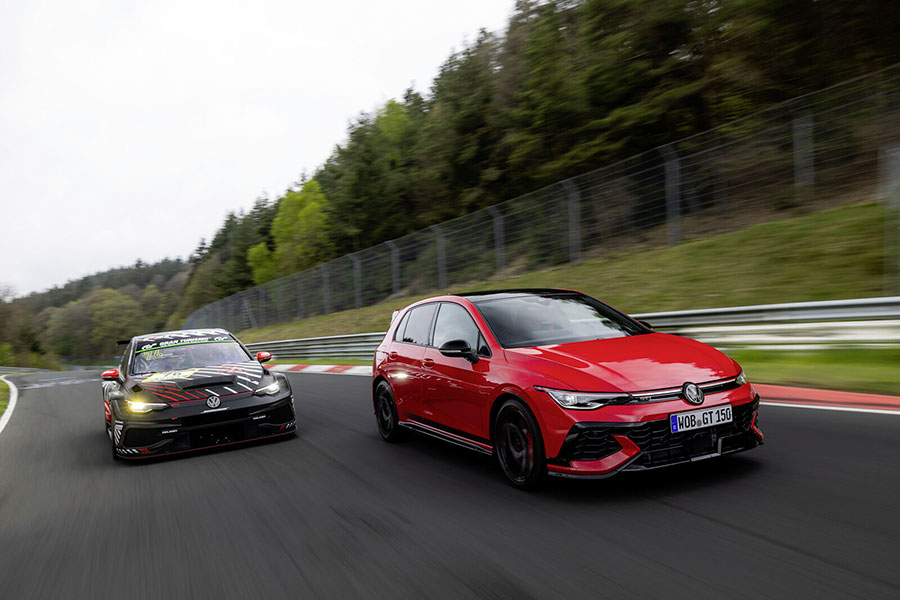 Xe đua Golf GTI Clubsport 24h (bên trái) và mẫu kỷ niệm "Golf GTI EDITION 50" Xe đua Golf GTI Clubsport 24h (bên trái) và mẫu kỷ niệm "Golf GTI EDITION 50"