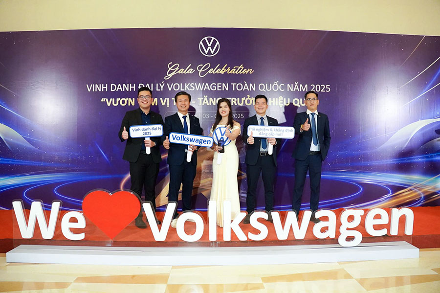 VW Hoàng Gia luôn đặt chất lượng dịch vụ lên hàng đầu, không chỉ mang lại những chiếc xe Volkswagen chất lượng, mà còn cung cấp trải nghiệm khách hàng vượt trội