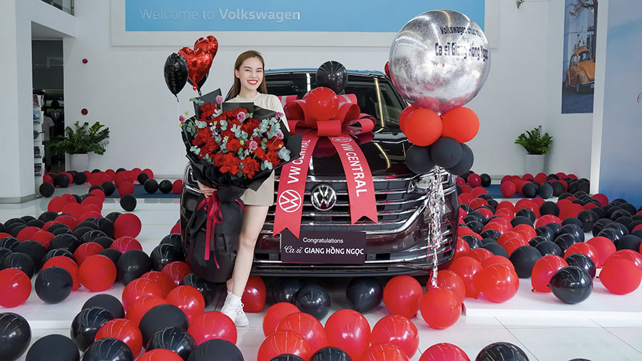 Lễ Bàn Giao Xe Volkswagen Viloran Cho Ca Sĩ Giang Hồng Ngọc