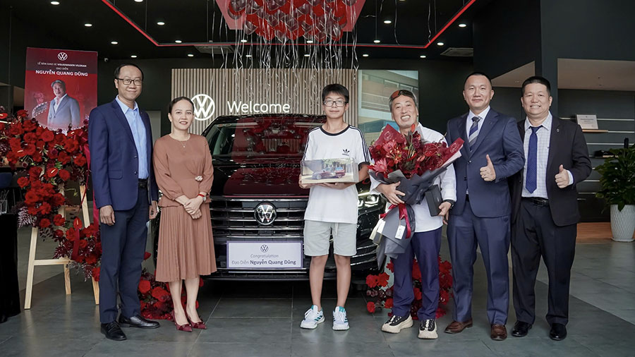 Lễ Giao Xe Viloran Cho Đạo Diễn Nguyễn Quang Dũng – Người Bạn Đồng Hành Đẳng Cấp