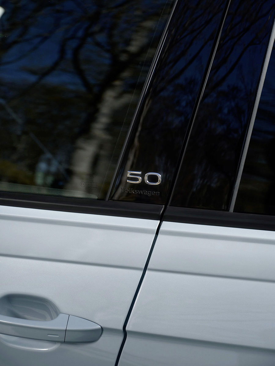 Logo 3D “50” trên cột B, đánh dấu kỷ niệm đặc biệt