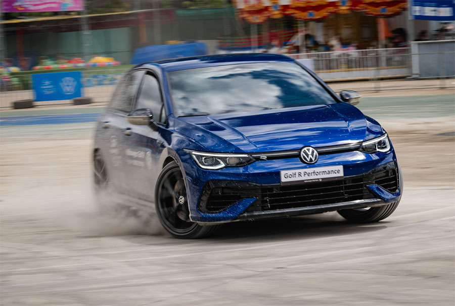 Mãn nhãn với màn drift tốc độ của các phiên bản hiệu năng cao, thể hiện trọn vẹn tinh thần thể thao, khả năng kiểm soát và uy lực động cơ Đức. Mãn nhãn với màn drift tốc độ của các phiên bản hiệu năng cao, thể hiện trọn vẹn tinh thần thể thao, khả năng kiểm soát và uy lực động cơ Đức.